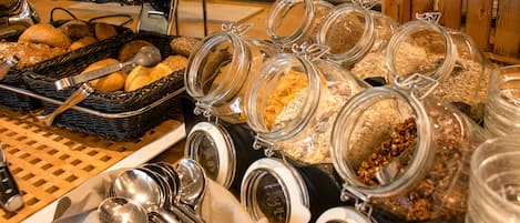 Petit déjeuner et déjeuner servis sur place, restauration en plein air