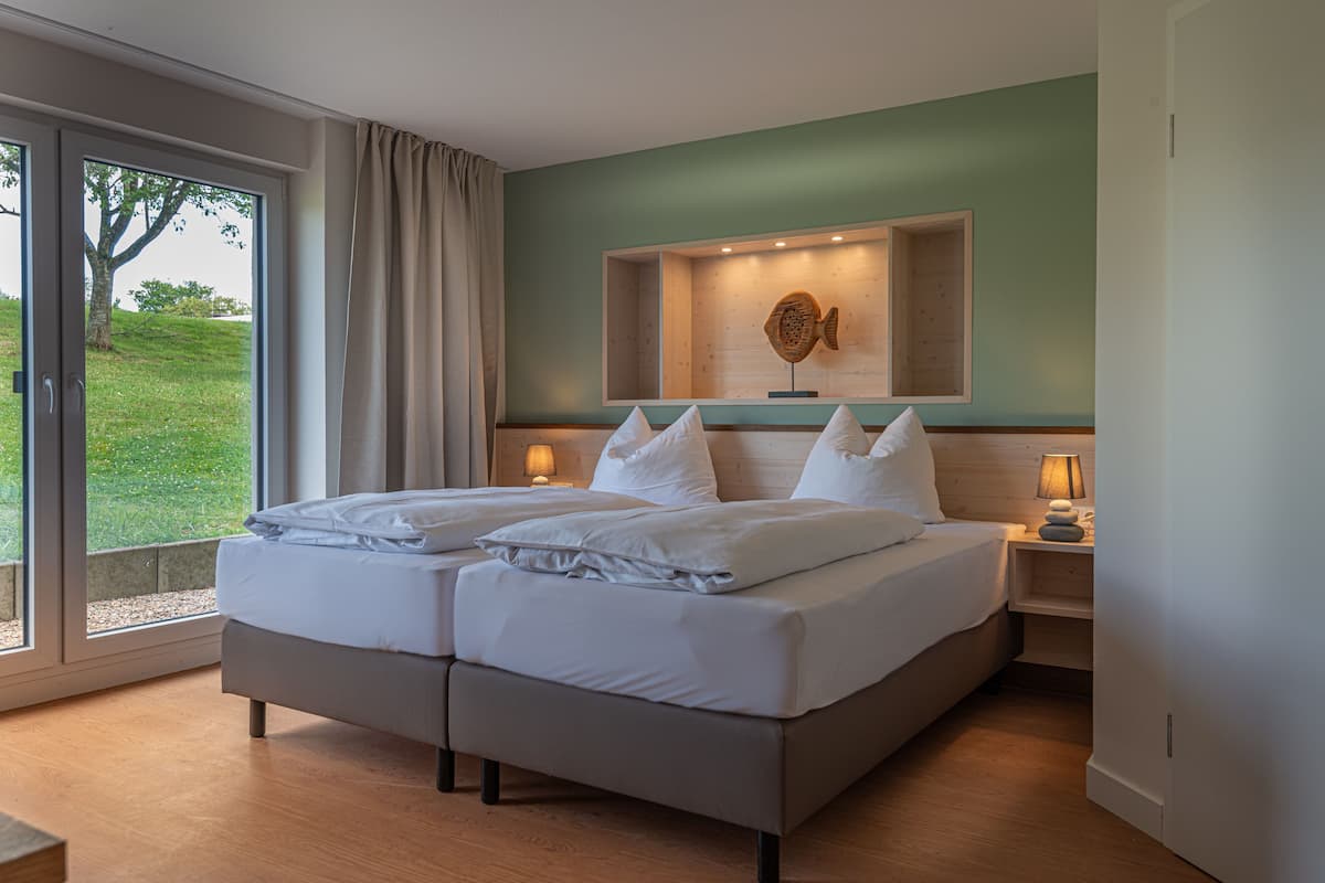 Hypo-allergenic bedding, desk, free WiFi, bed sheets
