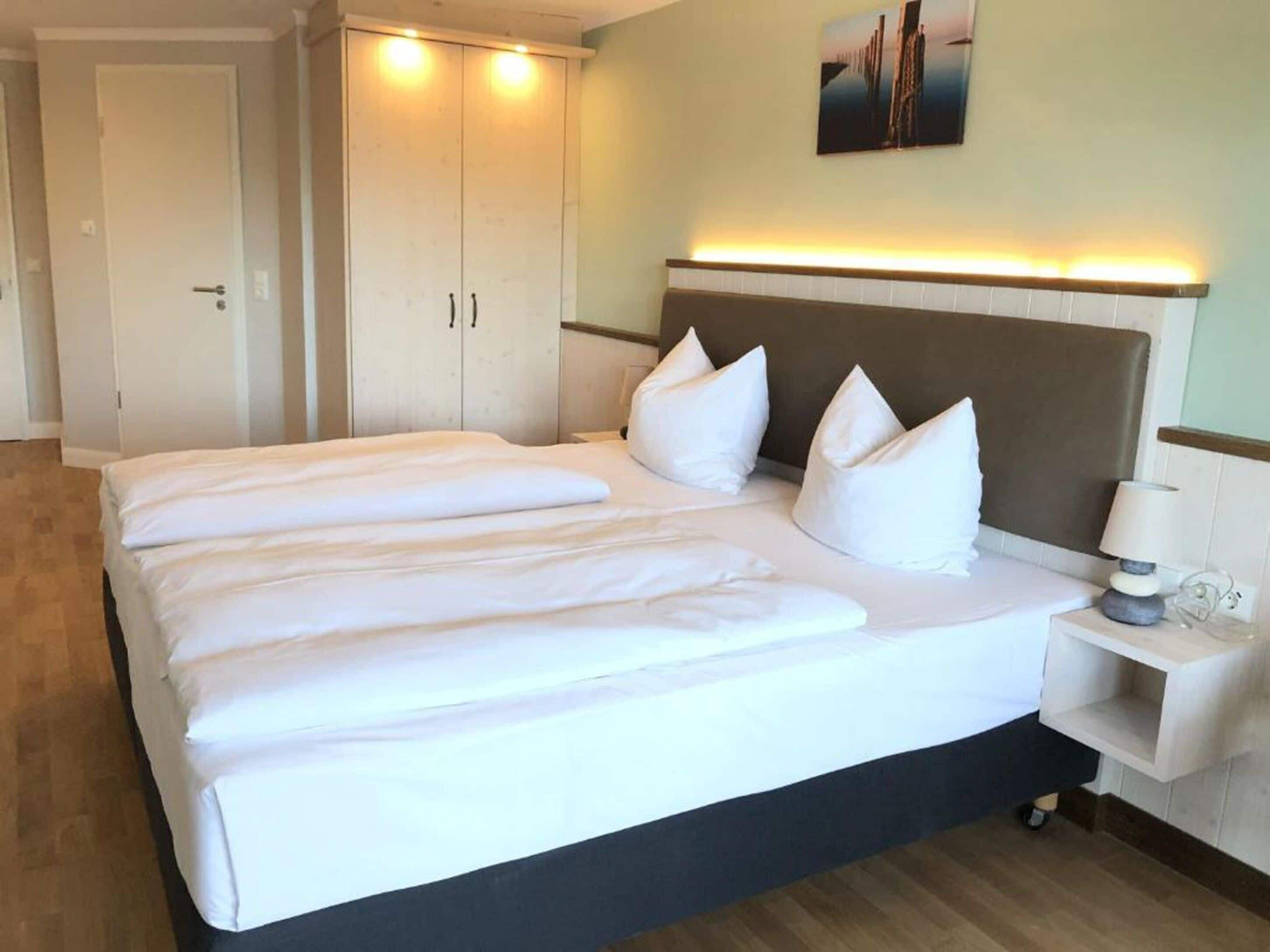 Hypo-allergenic bedding, desk, free WiFi, bed sheets
