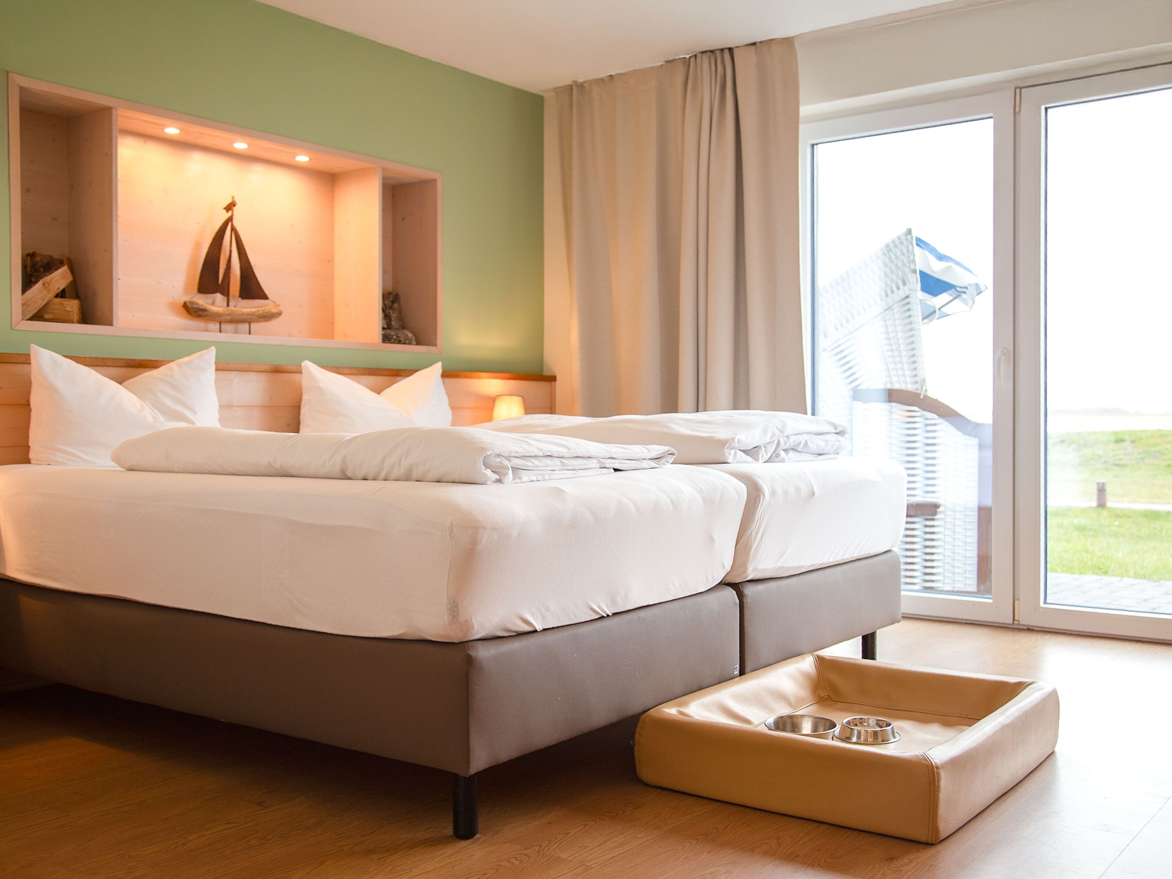 Hypo-allergenic bedding, desk, free WiFi, bed sheets