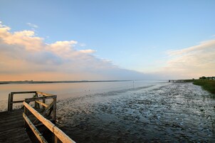 Hypo-allergenic bedding, desk, free WiFi, bed sheets