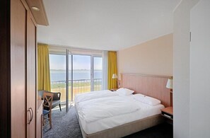 Classic Double Room (water side) | Hypo-allergenic bedding, desk, free WiFi, bed sheets - BE BIO Hotel be natural (Toenning)