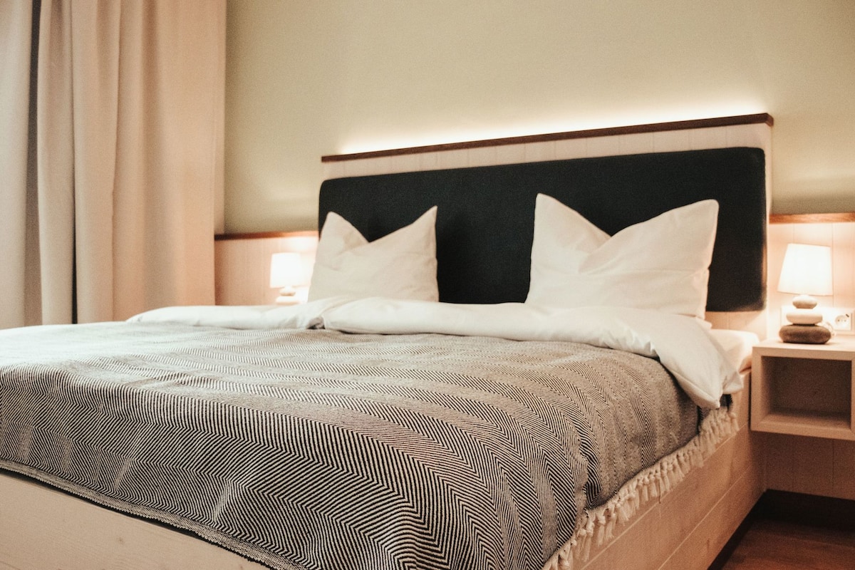 Hypo-allergenic bedding, desk, free WiFi, bed sheets