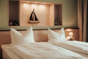 Hypo-allergenic bedding, desk, free WiFi, bed sheets - BE BIO Hotel be natural (Toenning)