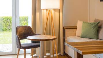 Hypo-allergenic bedding, desk, free WiFi, bed sheets