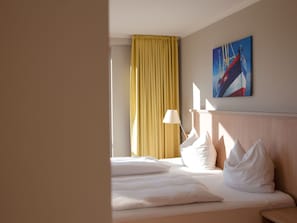 クラシック ダブルルーム | 低刺激性寝具、デスク、WiFi (無料)、ベッドシーツ