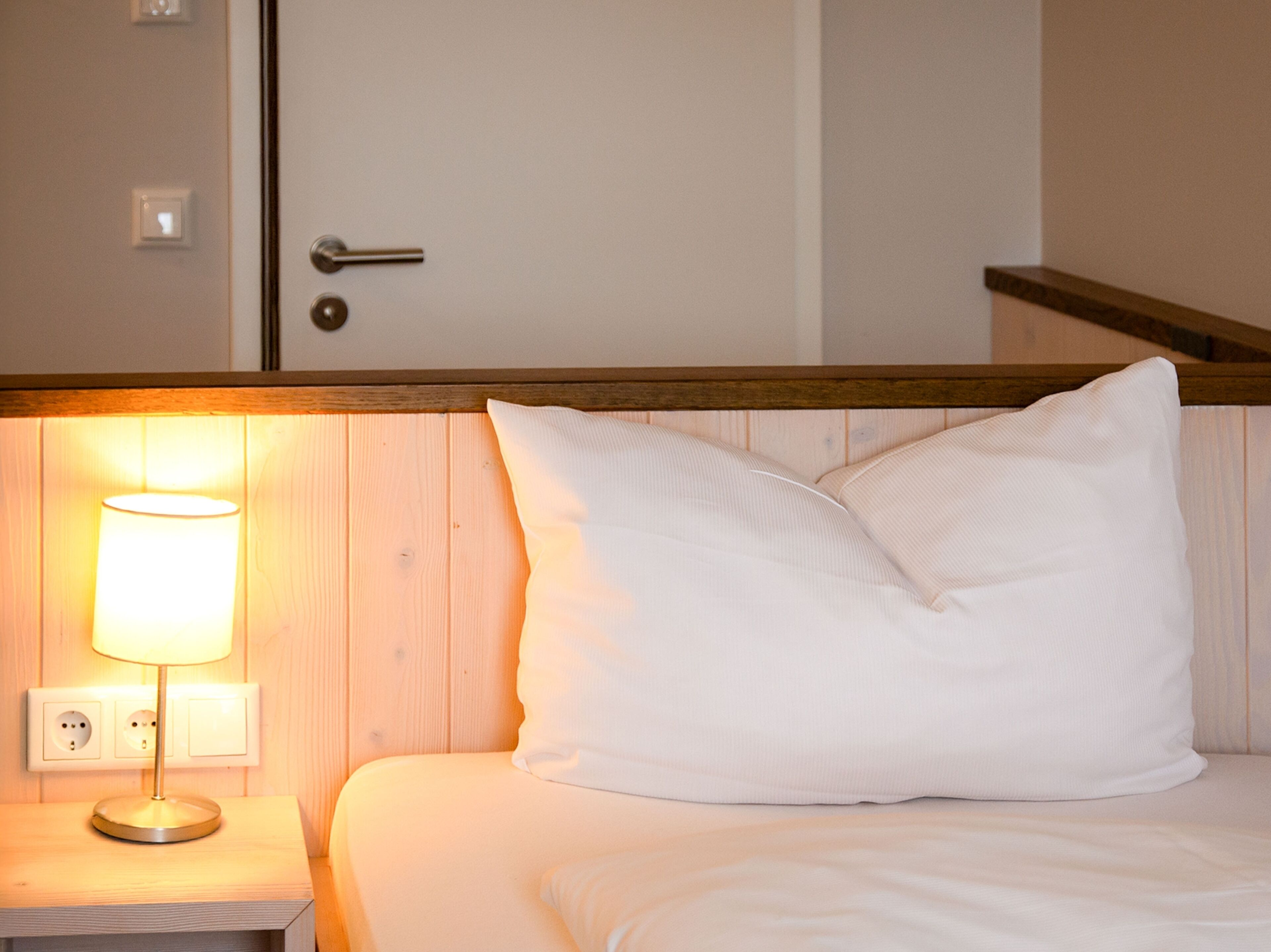 Comfort Single Room (water side) | Hypo-allergenic bedding available, desk, WiFi (free), bed sheets