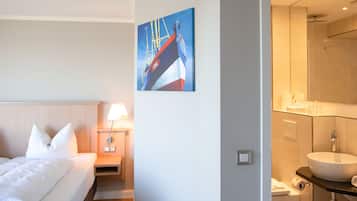 Habitación doble Confort (water side) | Ropa de cama hipoalergénica, escritorio, wifi gratis y ropa de cama