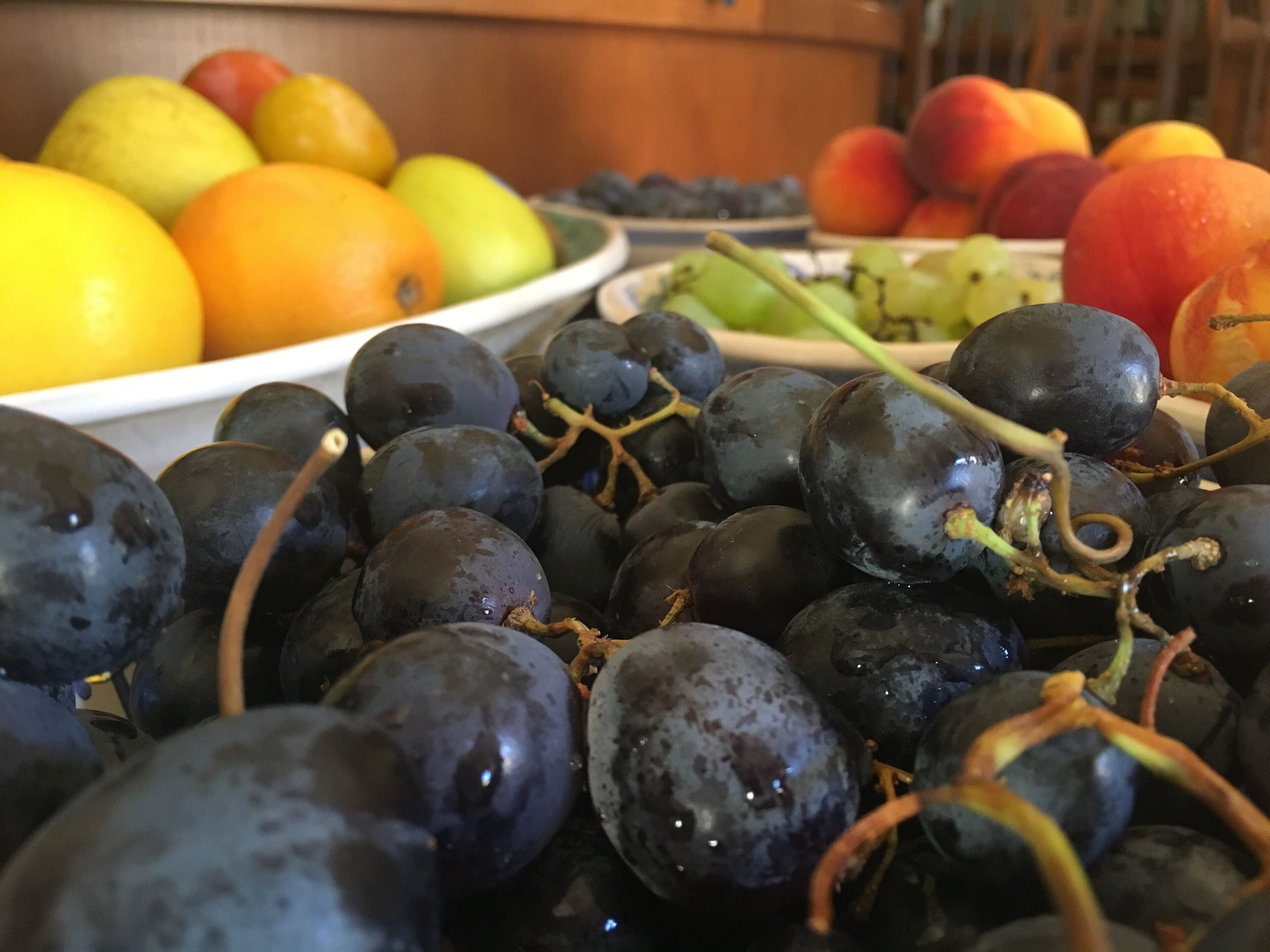 On y trouve une grande variété de fruits, notamment des raisins, des pêches et des citrons.