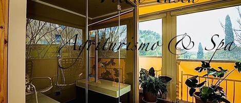 Salas de tratamiento para parejas, sauna y tina de hidromasaje