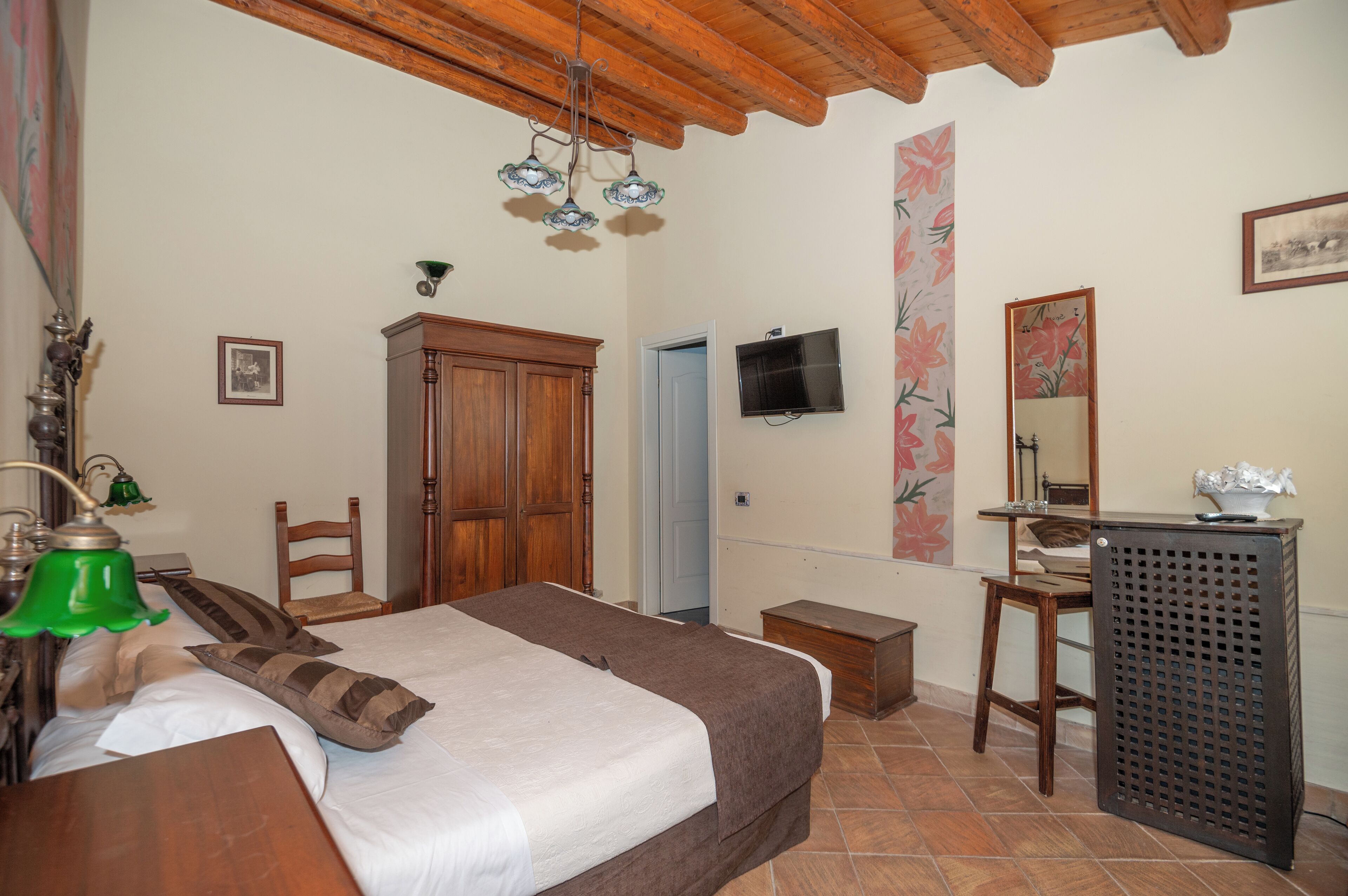 标准双人房 | 迷你吧、客房内保险箱、办公桌、隔音