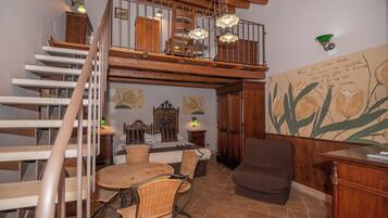 Vierbettzimmer | Minibar, Zimmersafe, Schreibtisch, schallisolierte Zimmer