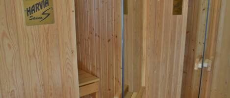 Una sauna de madera con un letrero que indica que es una sauna original Harvia.