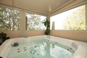 Salas de tratamiento para parejas, un sauna, una bañera de hidromasaje