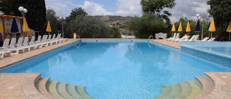 Piscina stagionale all'aperto, ombrelloni da piscina, lettini