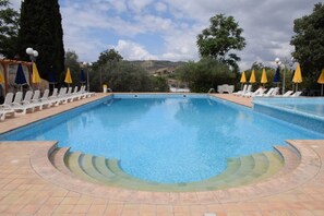 2 utendørsbassenger, bassengparasoller og solsenger