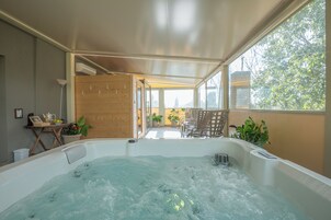 Salas de tratamiento para parejas, un sauna, una bañera de hidromasaje