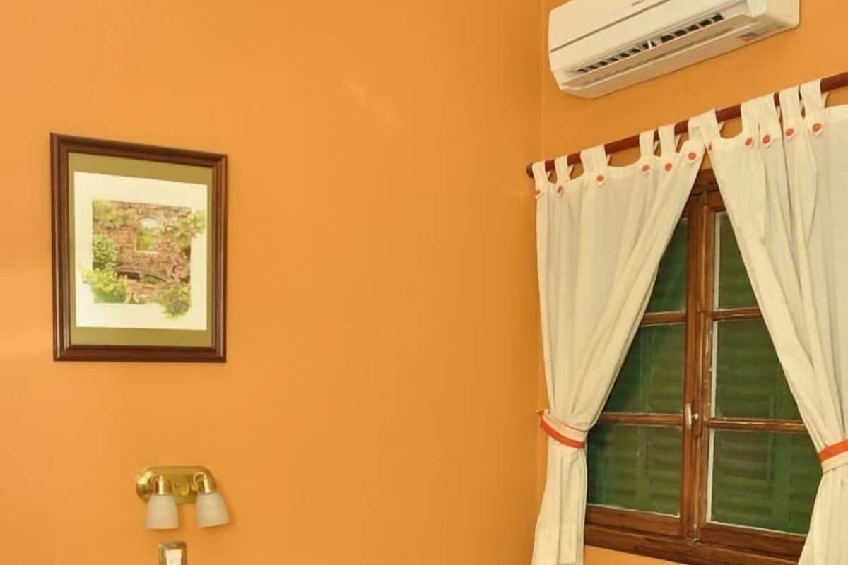 Premium bedding, in-room safe, WiFi (free), bed sheets