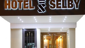Entrada de un hotel con un letrero que dice "HOTEL SELBY".