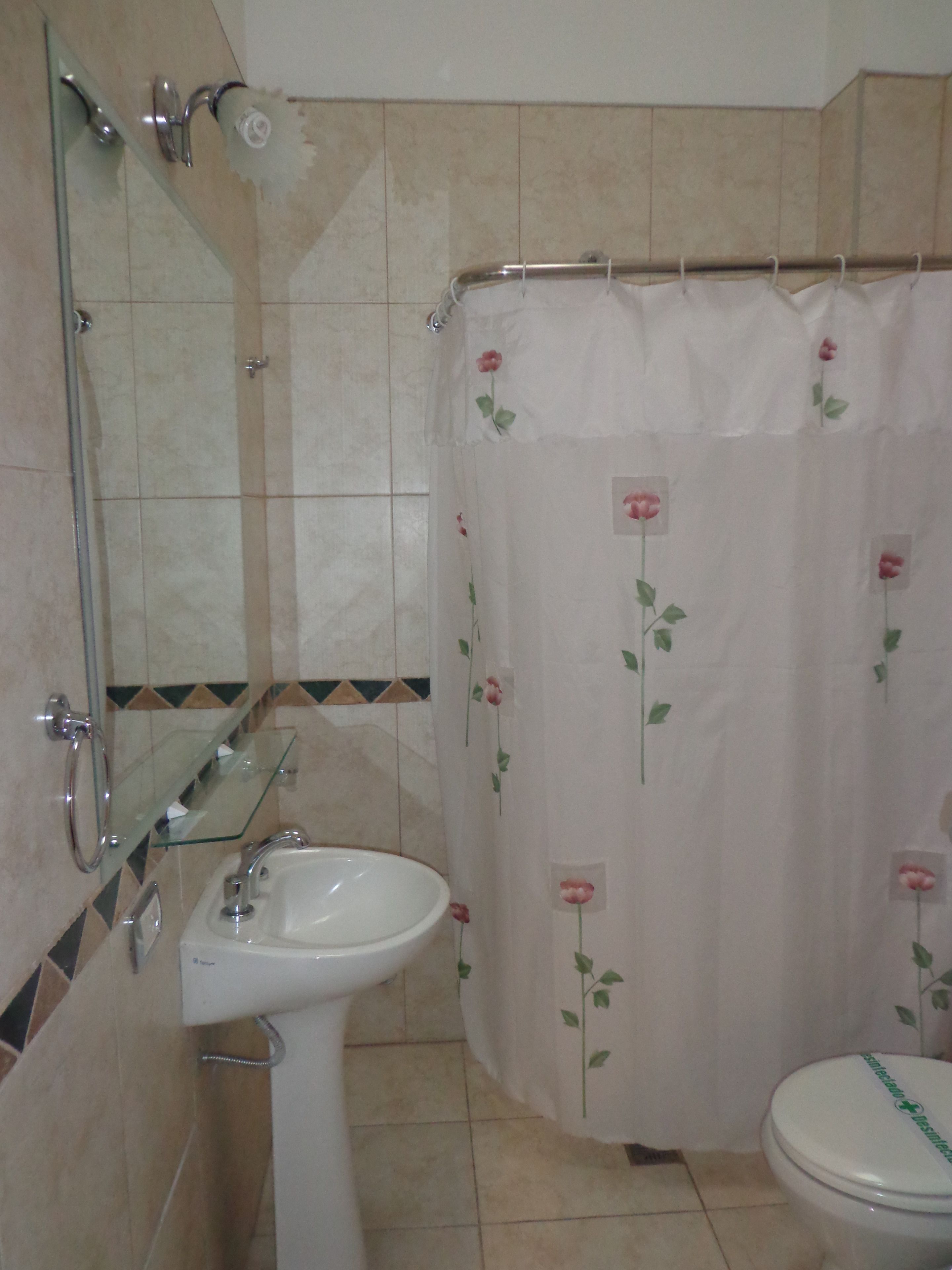 Ducha, artículos de tocador gratuitos, toallas