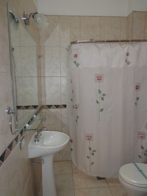 Douche, articles de toilette gratuits, serviettes fournies