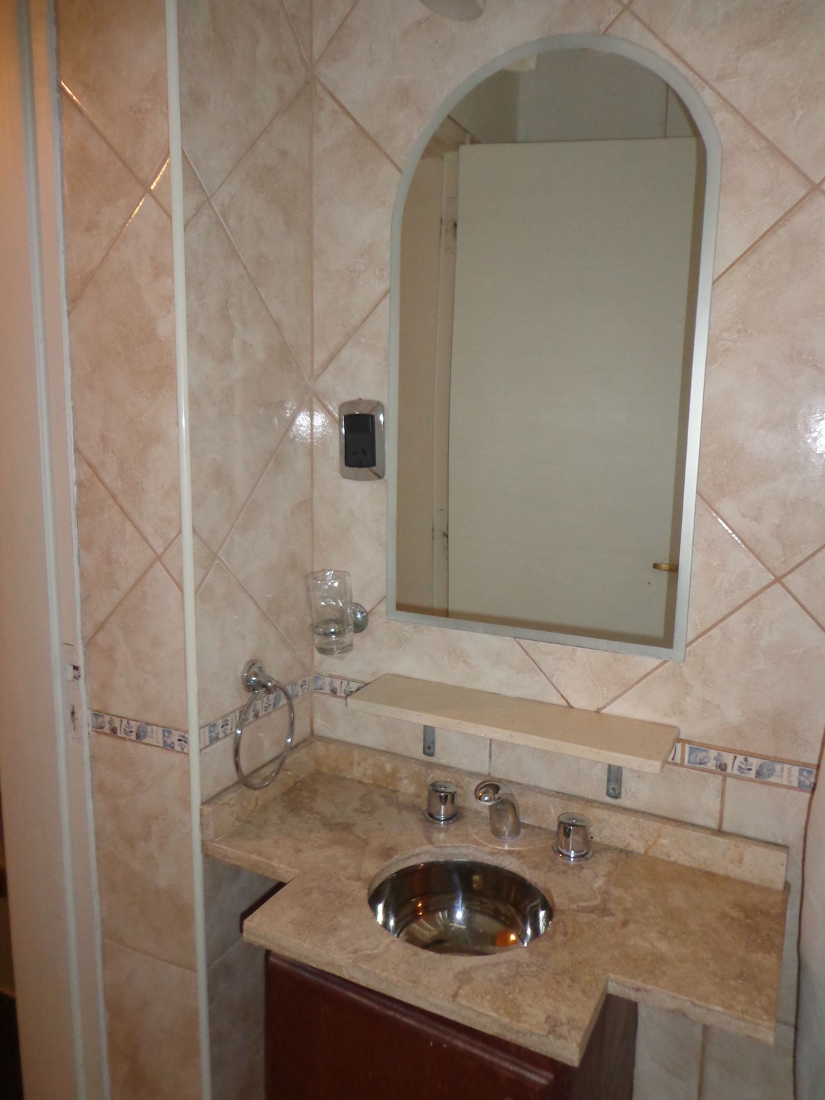 Ducha, artículos de higiene personal gratuitos y toallas