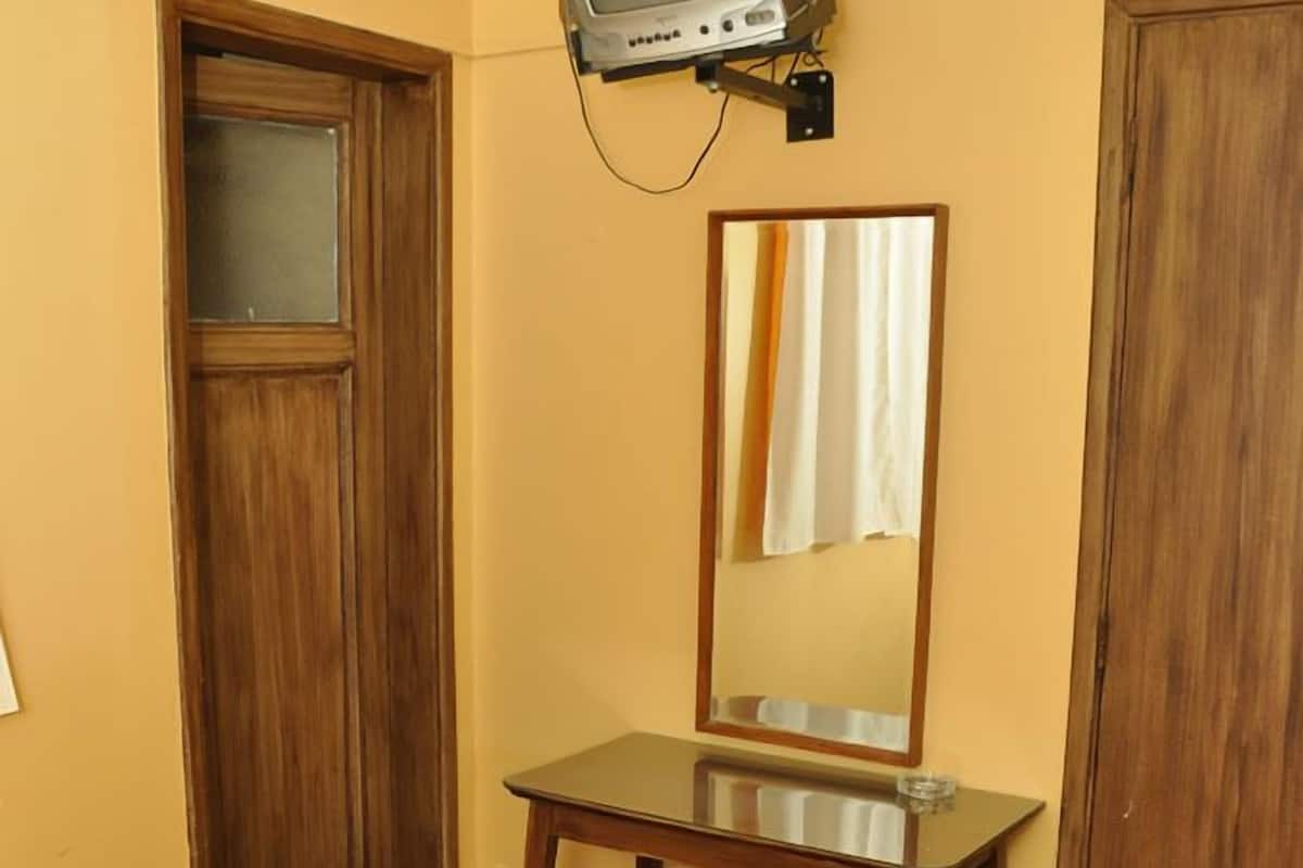 Premium bedding, in-room safe, free WiFi, bed sheets