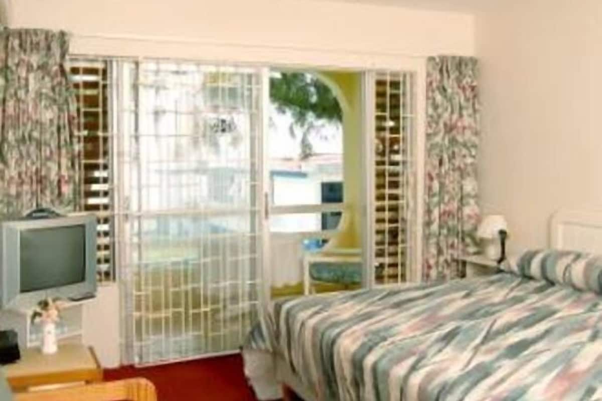 Apartment, 2 Bedrooms | In-room safe, soundproofing, free WiFi