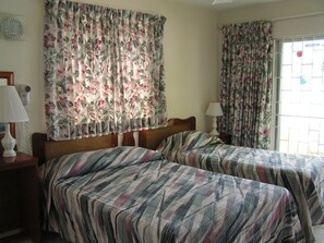 In-room safe, soundproofing, free WiFi - Round Rock Apartments on Sea (Silver Sands)
