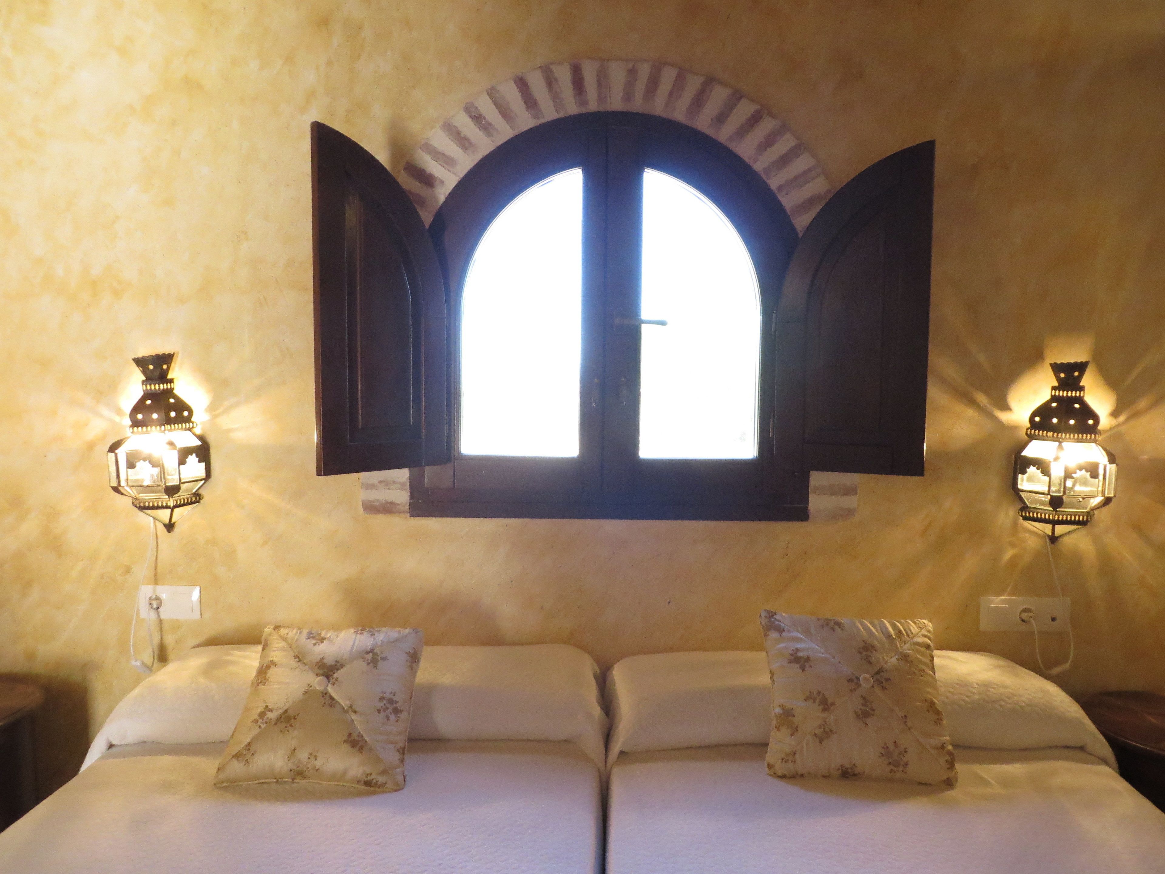 Individuelt dekorert, skrivebord, wi-fi (inkludert) og sengetøy