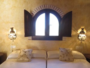 Individuell dekoriert, Schreibtisch, kostenloses WLAN, Bettwäsche