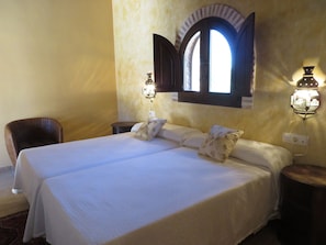 Individually decorated, desk, free WiFi, bed sheets - Hotel Hacienda Mendoza (Archidona)