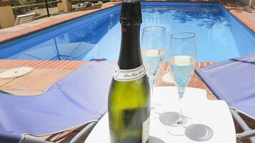 Ulkouima-allas, aurinkovarjoja, aurinkotuoleja