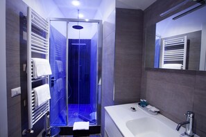 Classic Double Room | Bathroom | Shower, rainfall showerhead, free toiletries, hair dryer - Melody Suite (Rome)