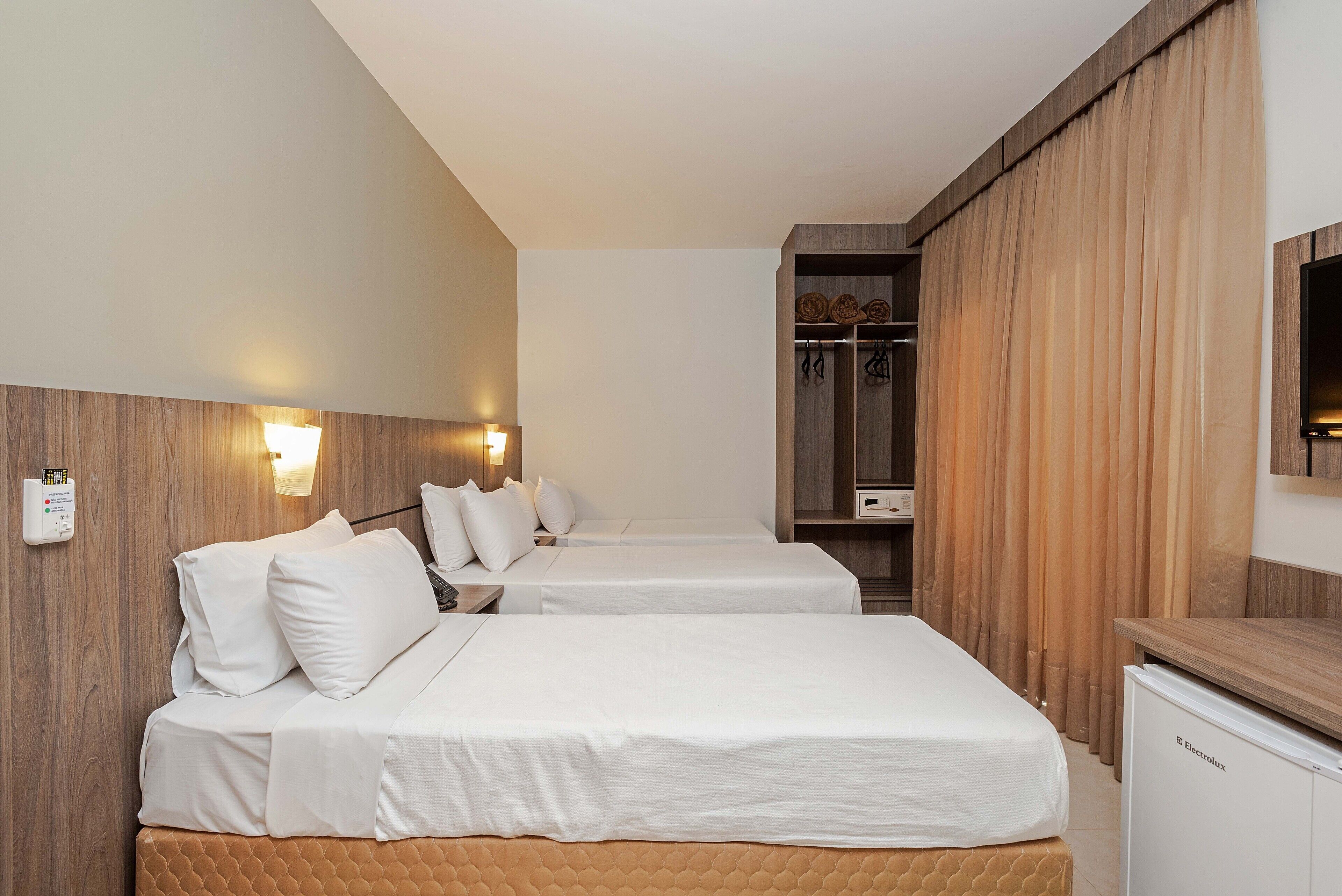 Habitació | Minibar, caixa forta a l'habitació, escriptori i cortines opaques 