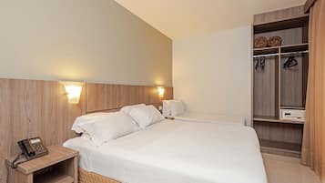 STANDARD SUPERIOR CASAL COM CAMA ADICIONAL | Frigobar, cofres nos quartos, escrivaninha, cortinas blackout