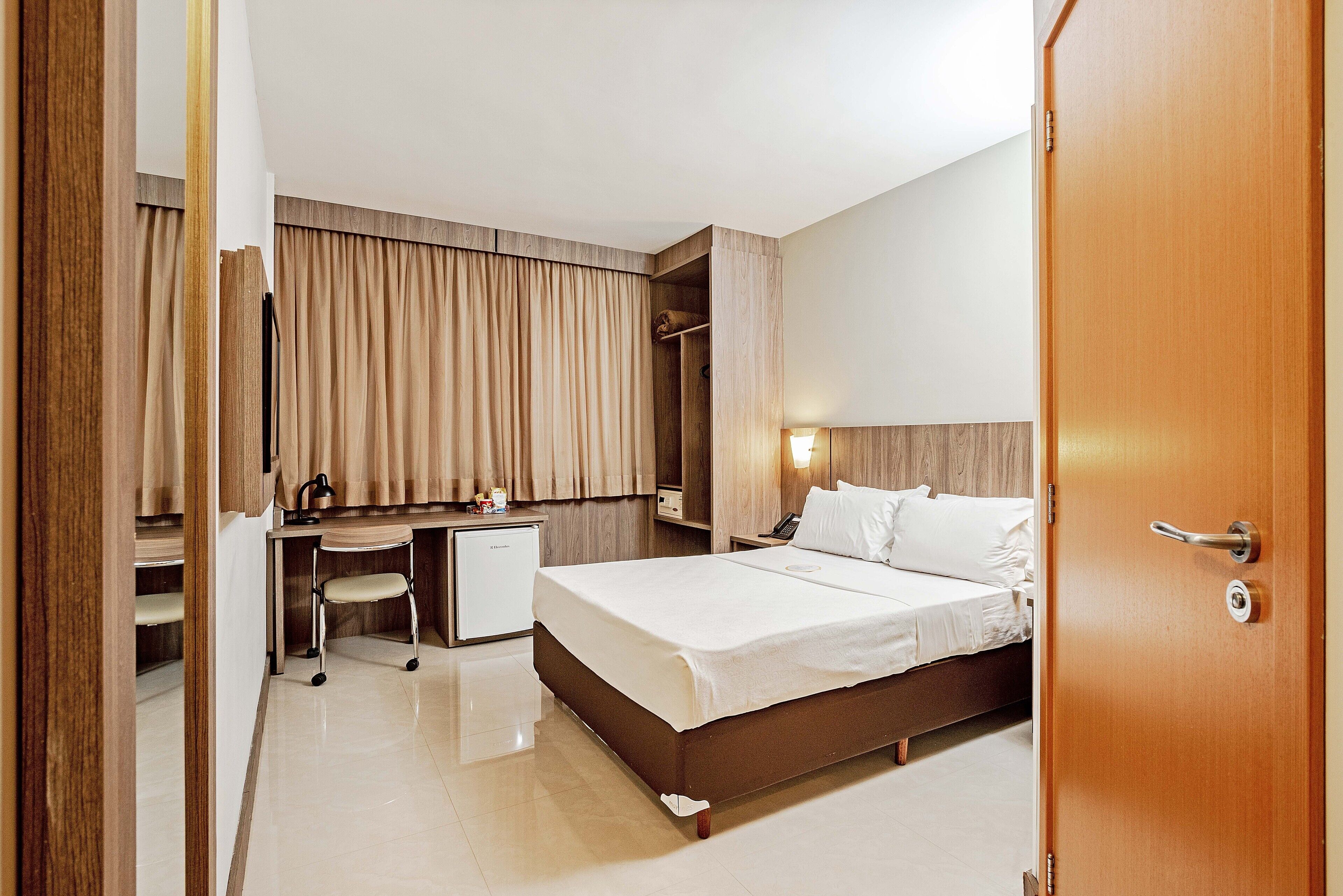 standard room, accessible | minibar, in-room safe, desk, blackout curtains