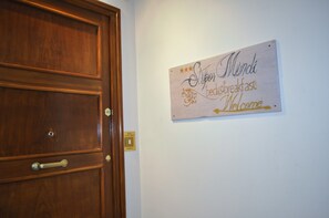 A wooden door and a welcome sign with the text "Super Mundi breakfast". - Stupor Mundi Bed and Breakfast (Palermo)