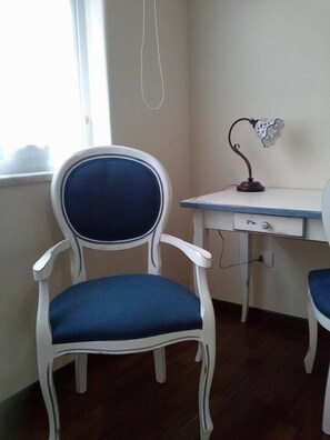 A room with a white desk, a blue chair, and a lamp. - Stupor Mundi Bed and Breakfast (Palermo)