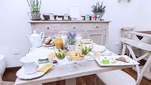 A breakfast table with various food items and a tea station. - Stupor Mundi Bed and Breakfast (Palermo)