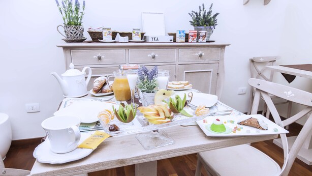 A breakfast table with various food items and a tea station. - Stupor Mundi Bed and Breakfast (Palermo)