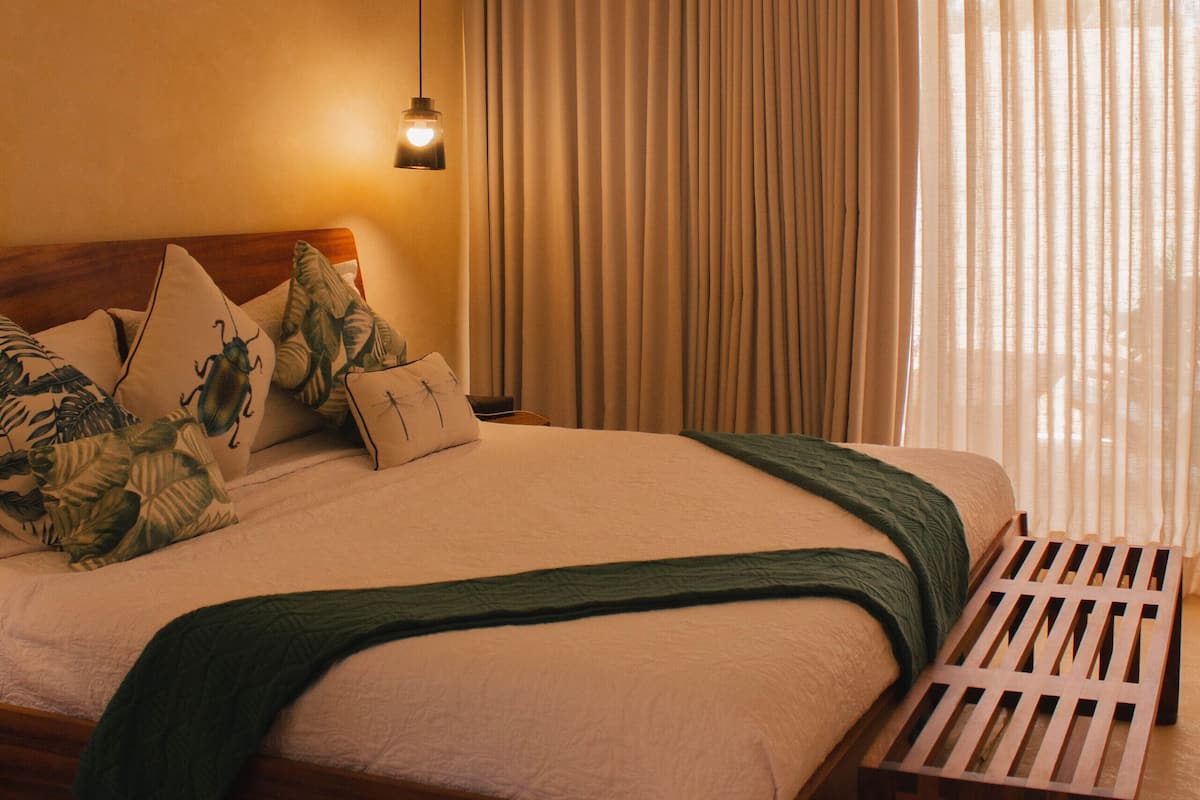 Room | In-room safe, bed sheets