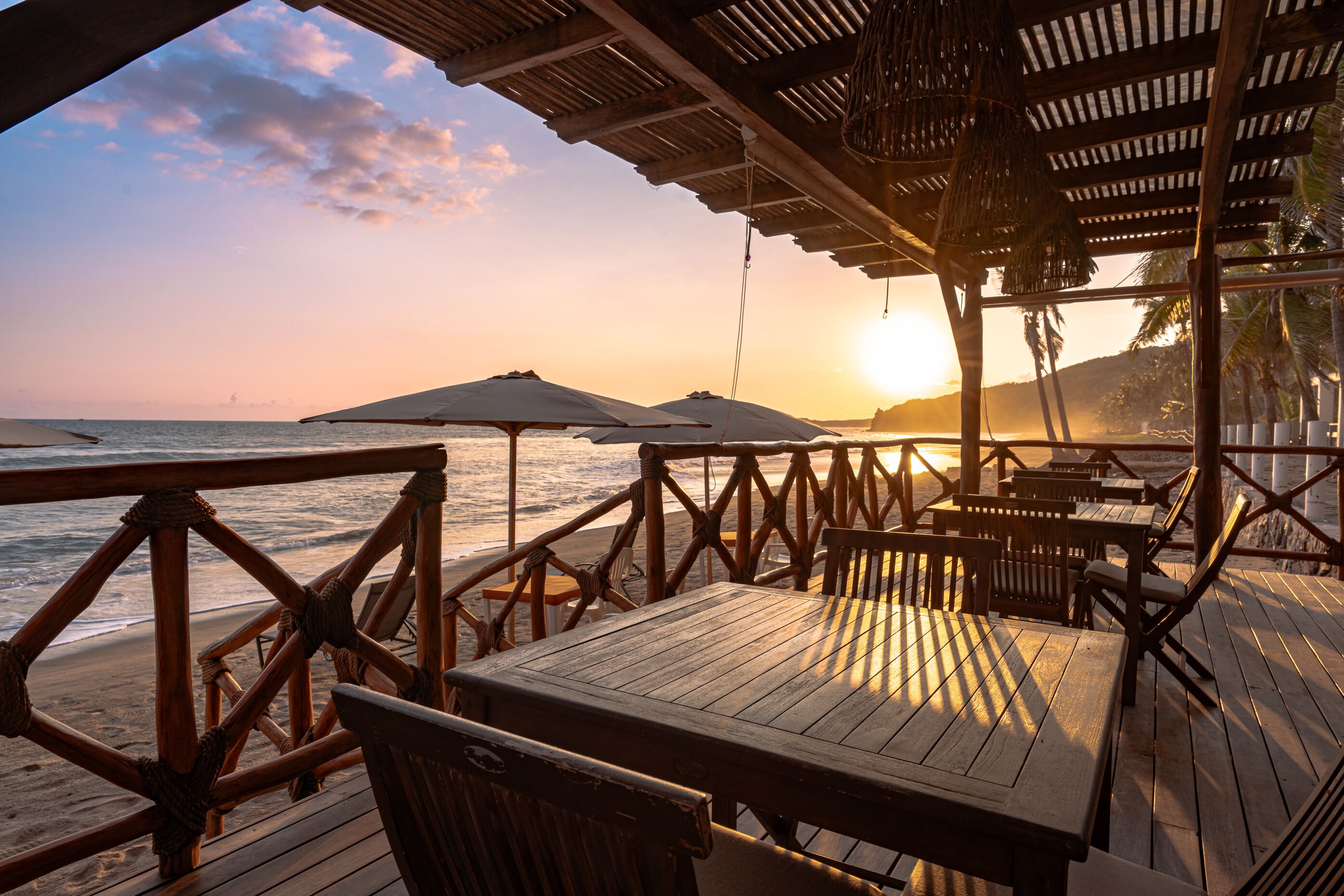 Se sirven desayunos, comidas y cocina internacional con vista a la playa