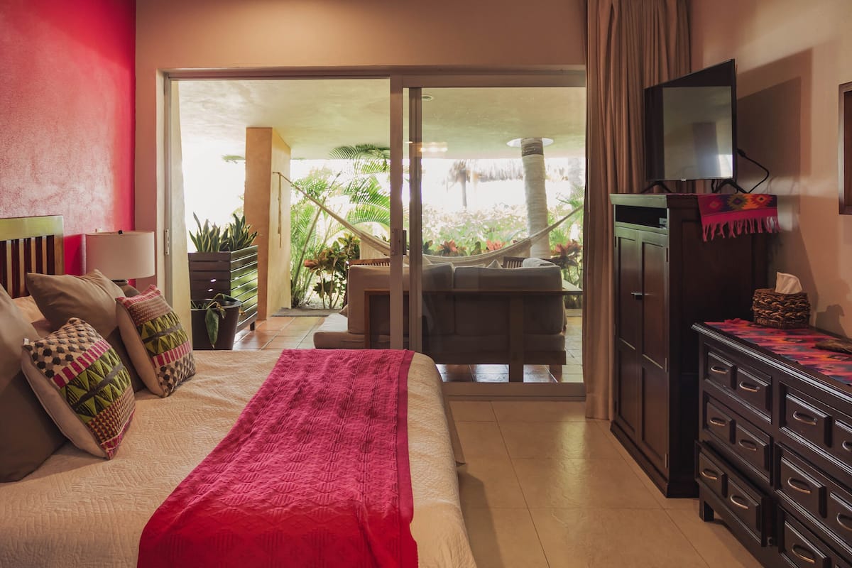 Luxury Room | In-room safe, bed sheets