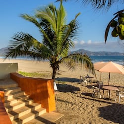 Na praia, espreguiçadeiras, toalhas de praia, bar na praia