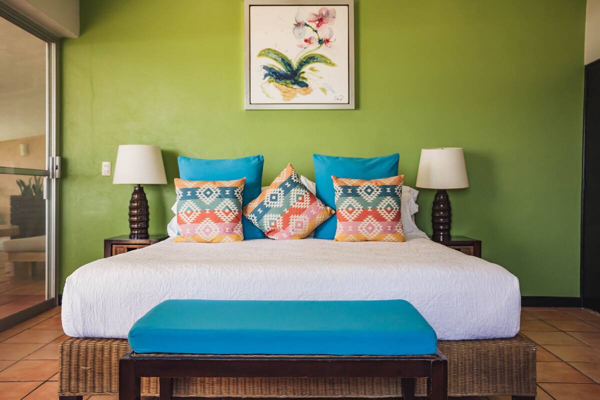 Deluxe Room | In-room safe, bed sheets