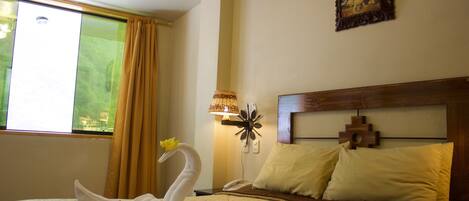 Quarto casal | Banheiro | Chuveiro, produtos de toalete grátis, toalhas de banho