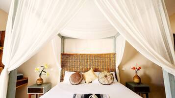 Premium Room, 1 King Bed, Hot Tub, Pool View | In-room safe, free WiFi, bed sheets