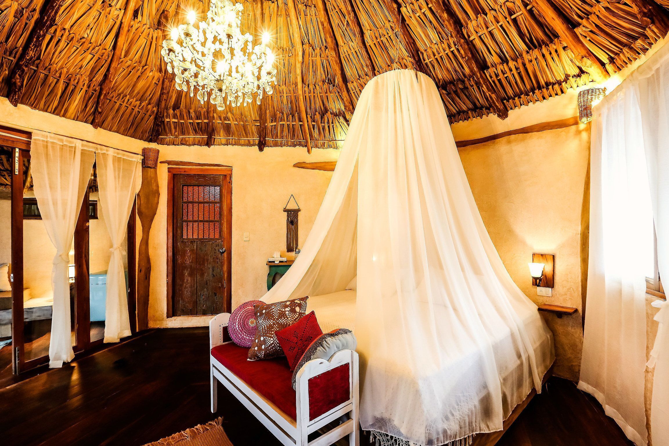 Cofres nos quartos, Wi-Fi de cortesia, roupa de cama