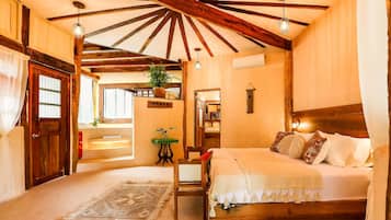 Camera Luxury, 1 letto king, idromassaggio, lato giardino | Una cassaforte in camera, Wi-Fi gratuito, lenzuola